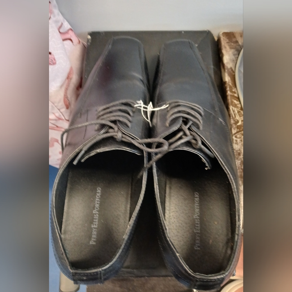 Pre-loved Men's Black Perry Ellis Dress Shoes w/Box.